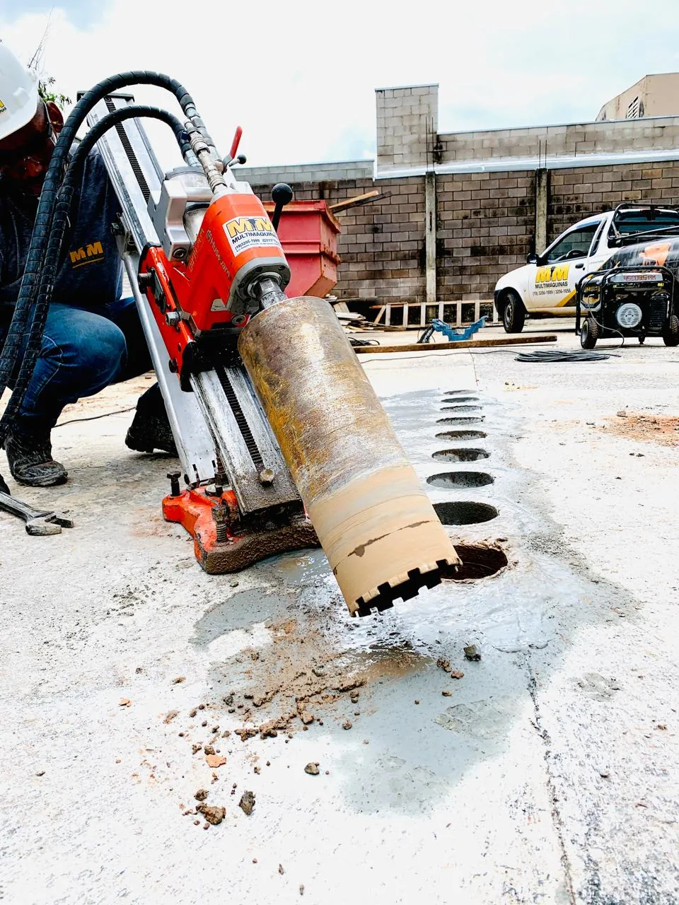 Furos sequenciais em laje de concreto
